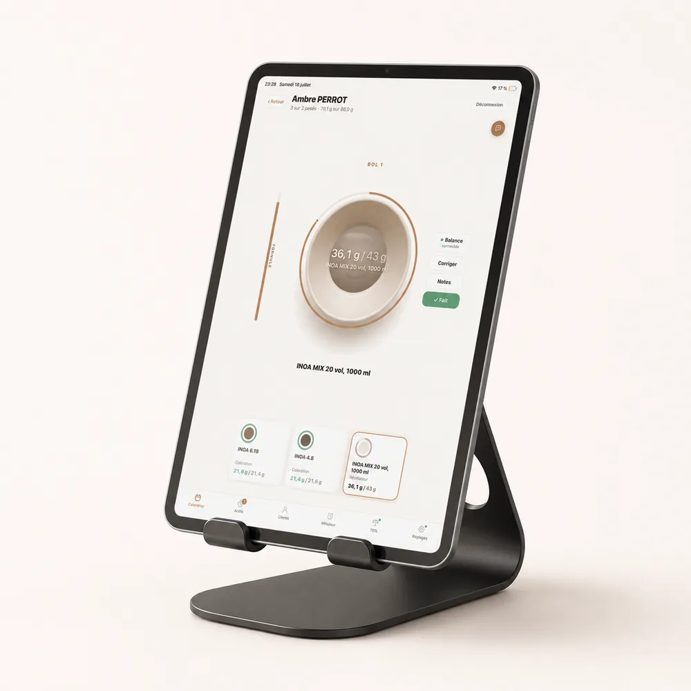 L'iPad KolorBar sur son support, affichant la pesée en cours avec la balance connectée.